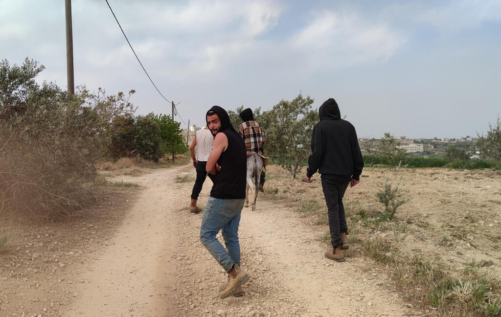פורעים יהודים צועדים מהכפר ג'אלוד לכיוון המאחז שלהם, לאחר שאיימו על תושבי אחד הבתים, אפריל. למחרת הבית הוצת. אף אחד לא נתפס או נעצר (צילום: שקד גרין ערבה) פורעים יהודים צועדים מהכפר ג'אלוד לכיוון המאחז שלהם, לאחר שאיימו על תושבי אחד הבתים, אפריל. למחרת הבית הוצת. אף אחד לא נתפס או נעצר