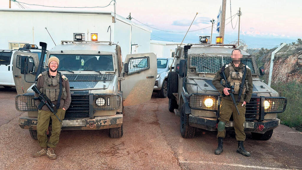 כתב "מוסף כלכליסט" (משמאל) במוצב ליד ההתנחלות מגדלים. התחושה היא שאנחנו בנחיתות מודיעינית לעומת המתנחלים, שהם תמיד יודעים בזמן אמת על כל תנועה שלנו במרחב שקד גרין ערבה בשטחים כתבה מוסף 02.07.26