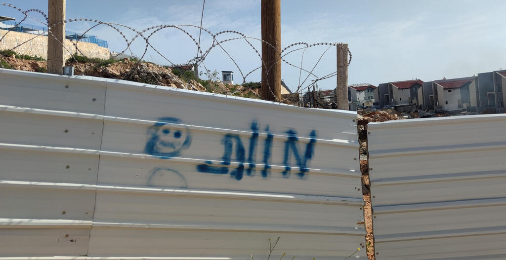 גרפיטי על גדר בהתנחלות מגדלים. כשיש איומים על פעולות נקמה, במקום לאתר את יוזמיהן ולעצור אותם, אנחנו נשלחים לחסום את הכניסות לכפרים המאוימים (צילום: שקד גרין ערבה) גרפיטי על גדר בהתנחלות מגדלים. כשיש איומים על פעולות נקמה, במקום לאתר את יוזמיהן ולעצור אותם, אנחנו נשלחים לחסום את הכניסות לכפרים המאוימים
