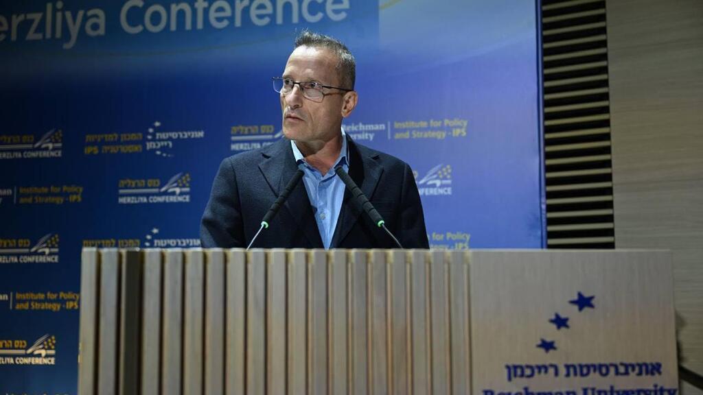מנכ"ל משרד הביטחון אמיר ברעם אתמול בהרצליה. מזהיר מהטעיה, אך מסתמך על נתונים חלקיים (צילום: אגף דוברות וקשרי ציבור במשרד הביטחון) מנכ"ל משרד הביטחון אמיר ברעם בכנס הרצליה באוניברסיטת רייכמן 1.7.26