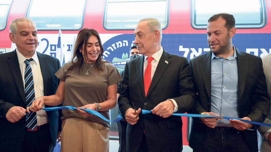 לקראת הבחירות חונכים את מסילת הרכבת המזרחית בחודש שעבר, אף שהעבודות כלל לא הושלמו. ראש הממשלה בנימין נתניהו, שרת התחבורה מירי רגב, יו"ר הרכבת היוצא משה שמעוני (צילום: מעיין טואף / לע״מ) ראש הממשלה בנימין נתניהו ושרת התחבורה מירי רגב בטקס חנוכת המסילה המזרחית של רכבת ישראל בתחנת שומרון-טייבה