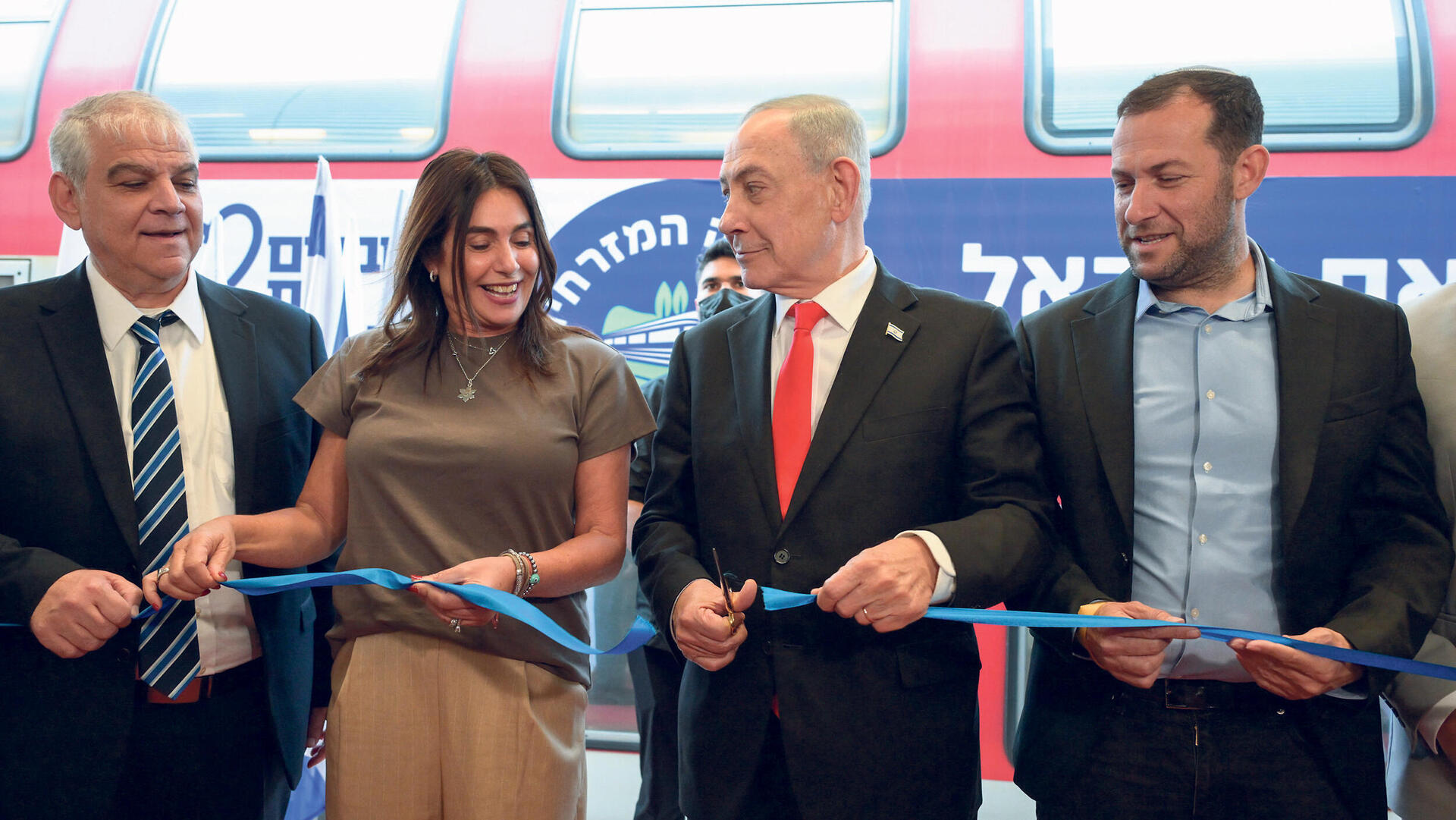 ראש הממשלה בנימין נתניהו ושרת התחבורה מירי רגב בטקס חנוכת המסילה המזרחית של רכבת ישראל בתחנת שומרון-טייבה