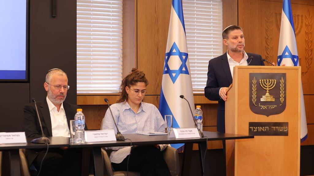 שר האוצר בצלאל סמוטריץ' מציג את הרפורמה (צילום: מירי שמעונוביץ, לע"מ) מימין שר האוצר בצלאל סמוטריץ' סגנית הממונה על התקציבים תמר לוי בונה ו מנכ"ל משרד האוצר ישראל מלאכי ב מסיבת עיתונאים של משרד האוצר 1.7.26