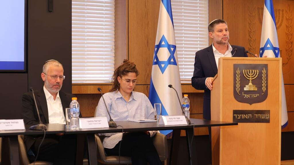 מימין שר האוצר בצלאל סמוטריץ' סגנית הממונה על התקציבים תמר לוי בונה ו מנכ"ל משרד האוצר ישראל מלאכי ב מסיבת עיתונאים של משרד האוצר 1.7.26