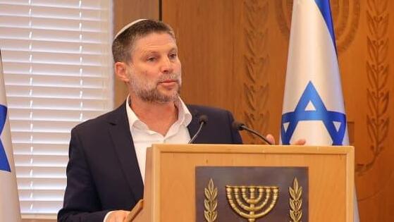 מימין שר האוצר בצלאל סמוטריץ' סגנית הממונה על התקציבים תמר לוי בונה ו מנכ"ל משרד האוצר ישראל מלאכי ב מסיבת עיתונאים של משרד האוצר 1.7.26