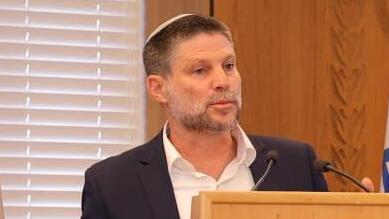 מימין שר האוצר בצלאל סמוטריץ' סגנית הממונה על התקציבים תמר לוי בונה ו מנכ"ל משרד האוצר ישראל מלאכי ב מסיבת עיתונאים של משרד האוצר 1.7.26