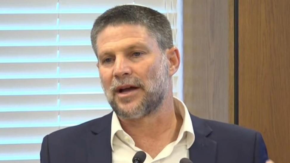 שר האוצר בצלאל סמוטריץ' מציג את הרפורמה במסיבת העיתונאים