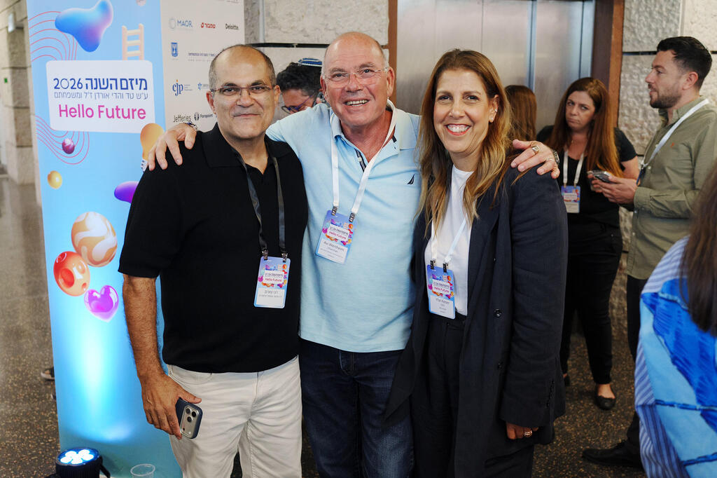 מימין יפעת רייטר מנכל"ית AIG, אבי ורטהיים יו"ר אלוני חץ ורוני צארום מייסד יוניסטרים (צילום: אלכס איזמלקוב) ערב מיזם השנה 2026 יוניסטרים יפעת רייטר מנכל"ית AIG , אבי ורטהיים יו"ר אלוני חץ ו רוני צארום מייסד יוניסטרים