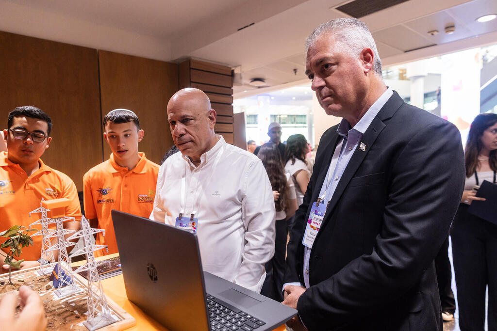 דורון ארבלי יו"ר חברת החשמל ויריב גסר מנכ"ל משרד האנרגיה והתשתיות (צילום: לוי לוברסקי) ערב מיזם השנה 2026 יוניסטרים דורון ארבלי יו"ר חברת החשמל לישראל ו יריב גסר מנכ"ל משרד האנרגיה והתשתיות