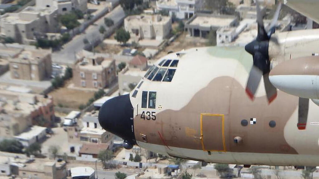 המטוס שעושה הכל, חוץ מלהסתדר עם מיגים. הרקולס (צילום: Reurers) הקברניט הרקולס אנטבה יירוט מיגים
