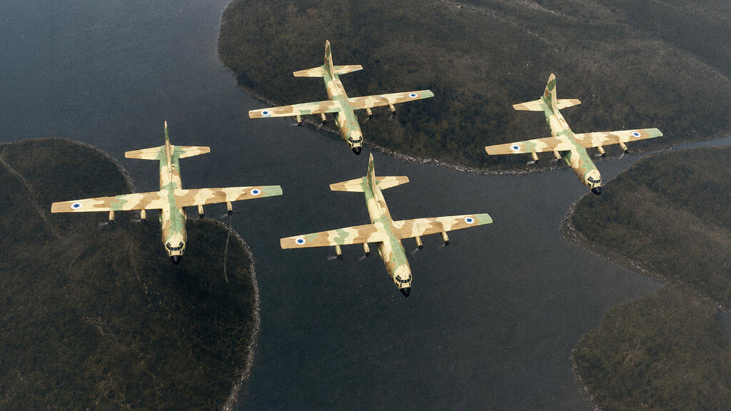 ארבעה הרקולסים באוויר (צילום: USAF התמונה עובדה באמצעות AI) הקברניט הרקולס אנטבה יירוט מיגים
