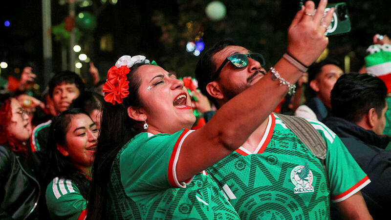 אוהדים של מקסיקו חוגגים אחרי הניצחון על אקוודור
