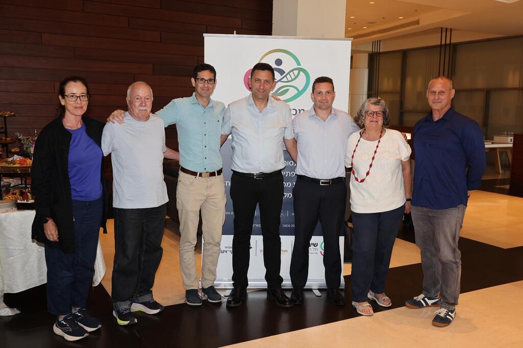מימין לשמאל: רועי קורן, פרופסור ענת זוהר, עומר, דורון ארנון, ד״ר יוחאי שביט, יאיר קרני, פרופסור רחלי דנקנר