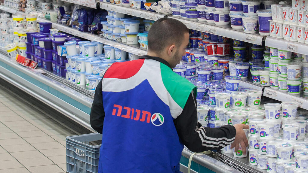עובד תנובה מסדר מקרר גבינות מוצרי חלב בסניף רמי לוי בני ברק