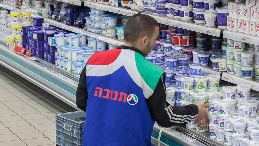 עובד תנובה מסדר מקרר גבינות מוצרי חלב בסניף רמי לוי בני ברק