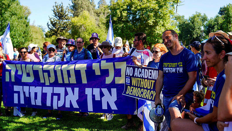 סטודנטים וחברי סגל באוניברסיטה העברית מפגינים נגד ההפיכה המשטרית, יולי 2023 (צילום: שלו שלום) סטודנטים וחברי סגל באוניברסיטה העברית מפגינים נגד ההפיכה המשטרית, יולי 2023