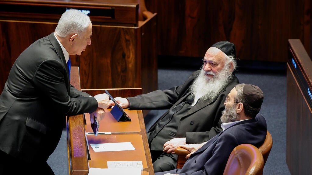 ראש הממשלה בנימין נתניהו לוחץ את היד של ח"כ יצחק גולדקנופף וח"כ משה גפני (צילום: נועם מושקוביץ/דוברות הכנסת) ראש הממשלה בנימין נתניהו לוחץ את היד של ח"כ יצחק גולדקנופף וח"כ משה גפני