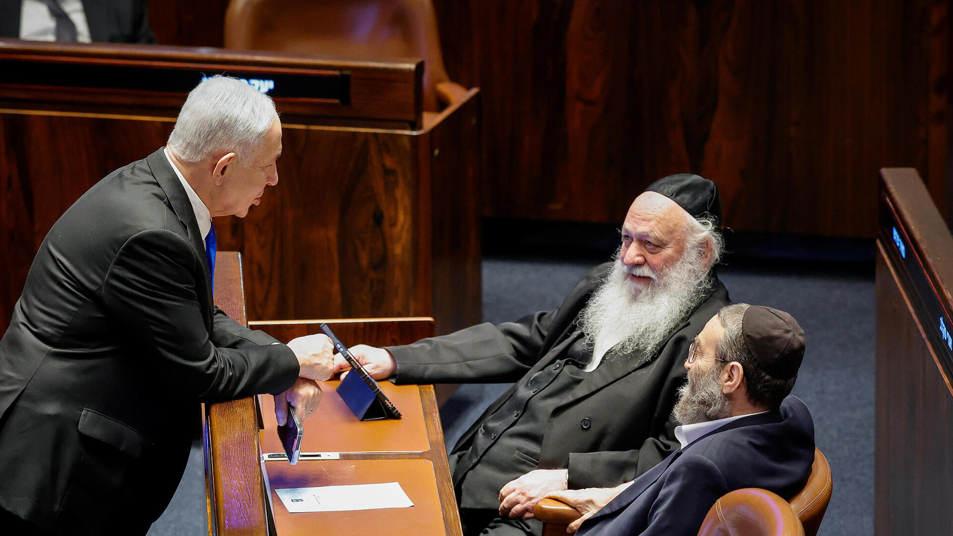 ראש הממשלה בנימין נתניהו לוחץ את היד של ח"כ יצחק גולדקנופף וח"כ משה גפני