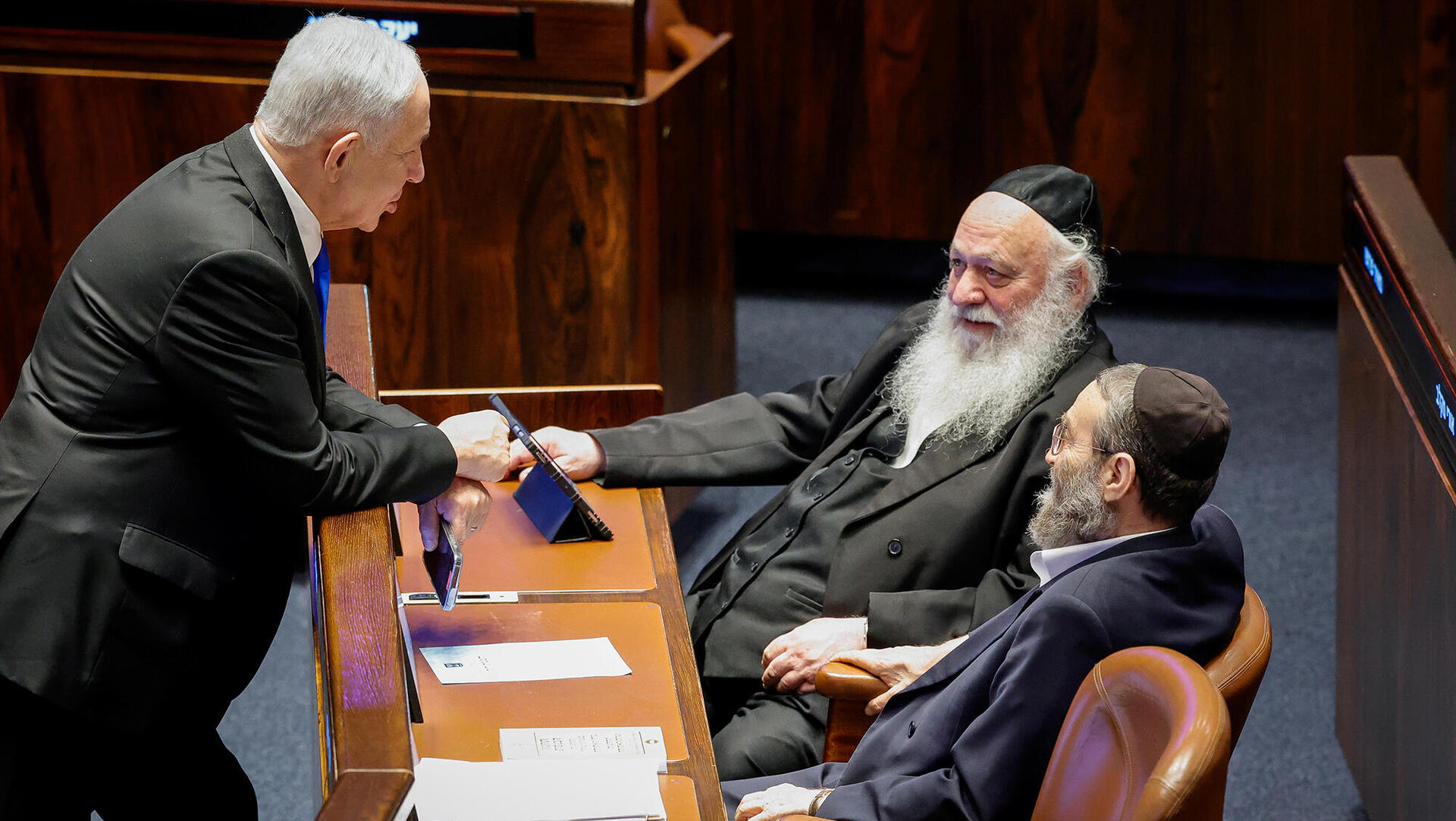 ראש הממשלה בנימין נתניהו לוחץ את היד של ח"כ יצחק גולדקנופף וח"כ משה גפני