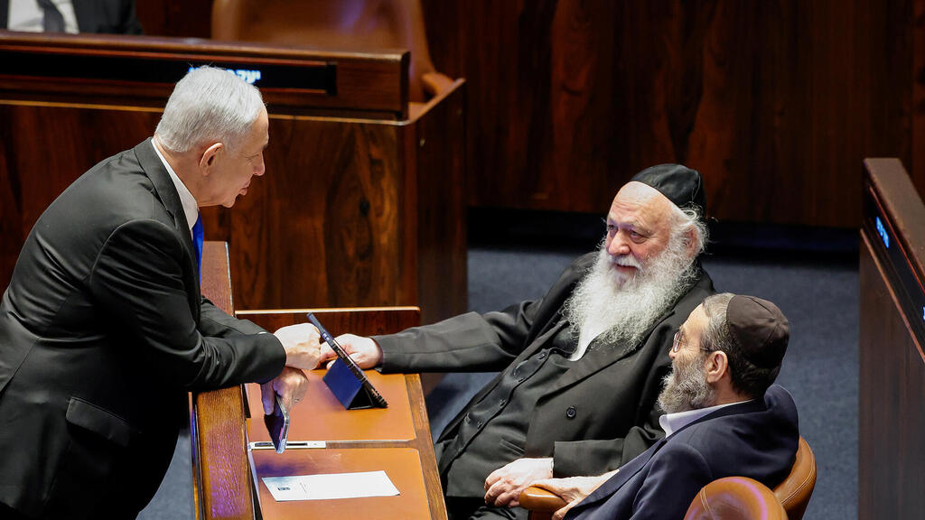נתניהו לוחץ יד לגולדקנופף ולגפני. סגרו עסקה על התורה (צילום: נועם מושקוביץ/דוברות הכנסת) ראש הממשלה בנימין נתניהו לוחץ את היד של ח"כ יצחק גולדקנופף וח"כ משה גפני