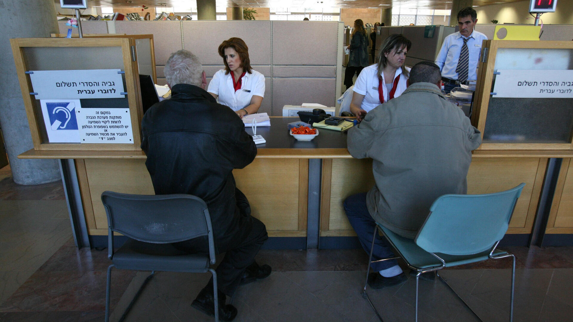 מחלקת הארנונה בעיריית ירושלים. רק מיעוט מתושבי העיר משלמים ארנונה מלאה, נושאים על גבם את כל השאר