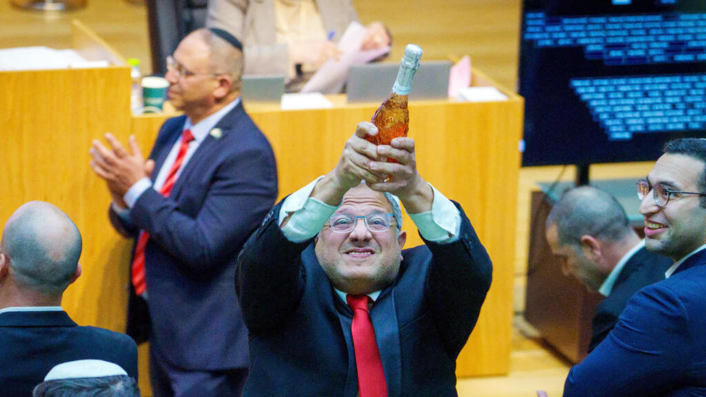 איתמר בן גביר, אבי עונש המוות. לעג לכל המזוהה עם שוויון וזכויות אדם (צילום: שלו שלום) איתמר בן גביר השר לביטחון לאומי שמפניה ב מליאת הכנסת לאחר ש חוק עונש מוות ל מחבלים עבר
