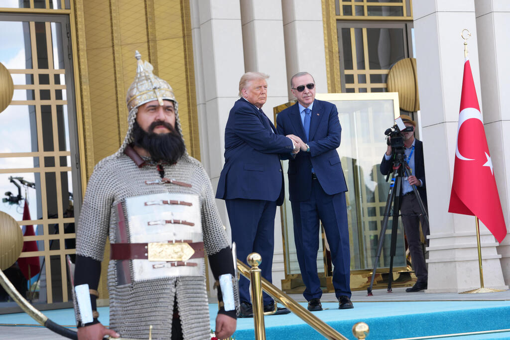 נשיא טורקיה רג'פ טאיפ ארדואן נשיא ארה"ב דונלד טראמפ ב טקס קבלת פנים ב אנקרה לפני פסגת נאט"ו