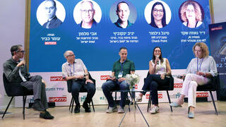 כנס עתיד התעשייה HIT - פאנל – מימין ד"ר נאווה שקד מומחית AI HIT מכון טכנולוגי חולון סיגל גילמור סמנכ"לית HR Check Point יניב ינקוביץ מנהל פיתוח בכיר מרכז הפיתוח של SAP בישראל אבי סלמון מנהל החדשנות של Intel ישראל ומנחה: עומר כביר