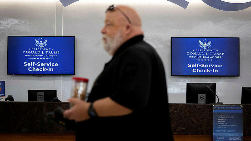 שלטים בנמל התעופה על שם דונלד טראמפ בפלורידה (צילום: REUTERS/Marco Bello) שלטים בנמל התעופה על שם דונלד טראמפ בפלורידה