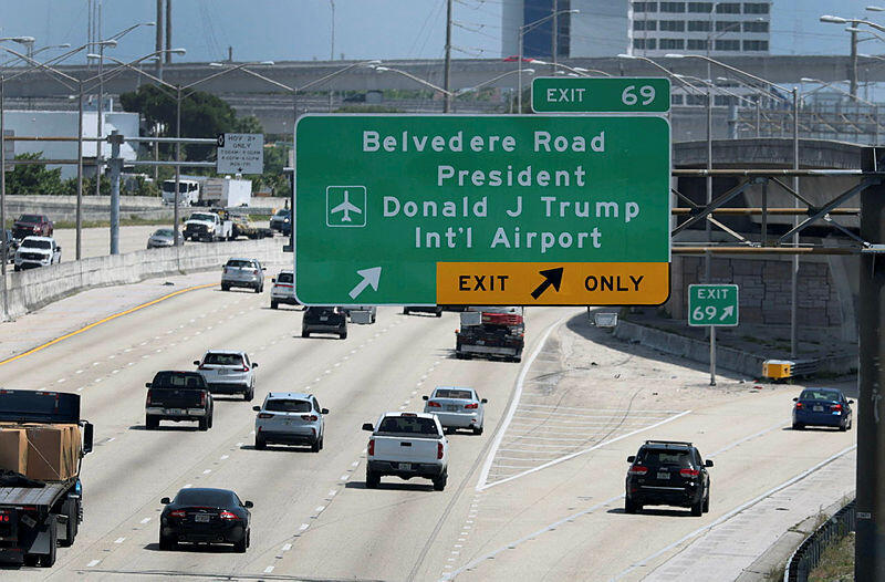 גם בכביש (צילום: JOE RAEDLE / GETTY IMAGES NORTH AMERICA / AFP) שלט המכוון את הנהגים לנמל התעופה על שם דונלד טראמפ בפלורידה