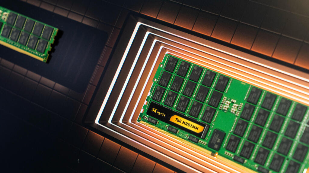 תצוגה של שבבים בביתן של SK Hynix (צילום: בלומברג) תצוגה של שבבים בביתן של אס. קיי הייניקס בתערוכה בשנגחאי ב-2025