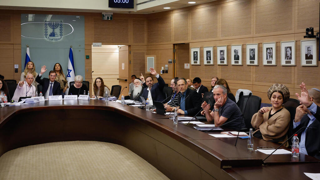 הצבעה ב ועדת החוץ והביטחון על חוק הפטור ממעצרים 12.7.26