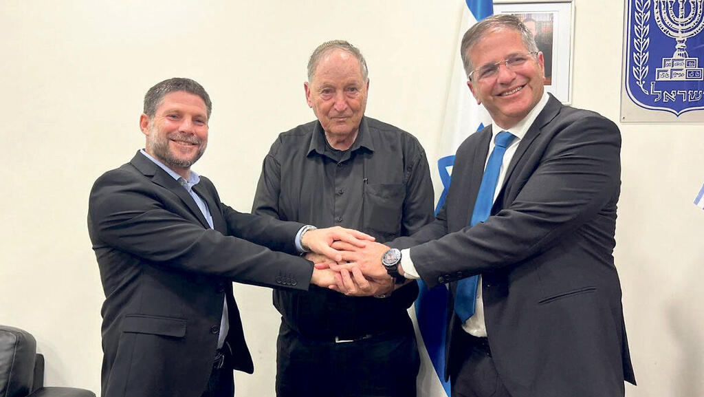 יואב קיש שר ה חינוך, רן ארז יו"ר ארגון המורים ו בצלאל סמוטריץ שר האוצר בחתימת הסכם שכר לימוד חדש  2023