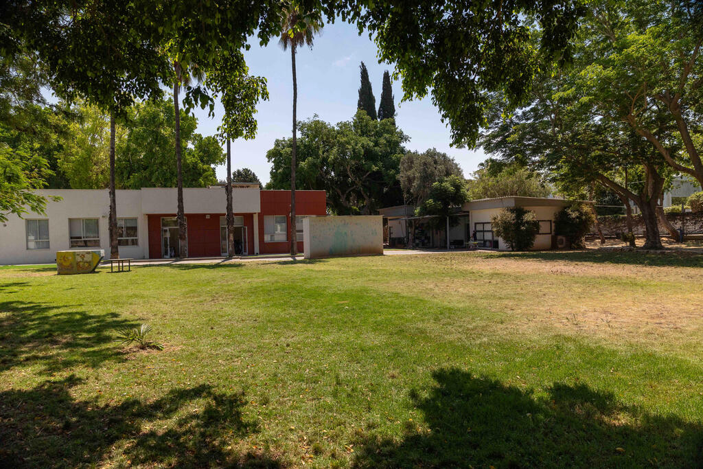 אחו היבלית בבית הספר גשר בכפר שמריהו. "התחלנו להבין שקורה כאן משהו", אומר המנהל ברי דדון