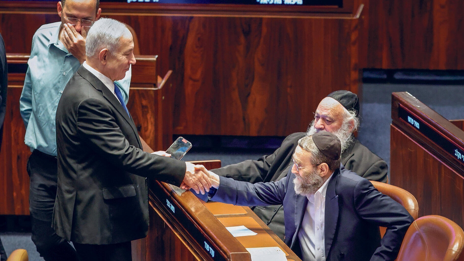 רה"מ נתניהו לוחץ את ידו של יו"ר יהדות התורה משה גפני, ולצידם ח"כ יצחק גולדקנופף (צילום: נועם מושקוביץ דוברות הכנסת) בנימין נתניהו לוחץ את ידו של יו"ר יהדות התורה משה גפני , ולצידם ח"כ יצחק גולדקנופף , לאחר אישור חוק לימוד תורה בקריאה ראשונה