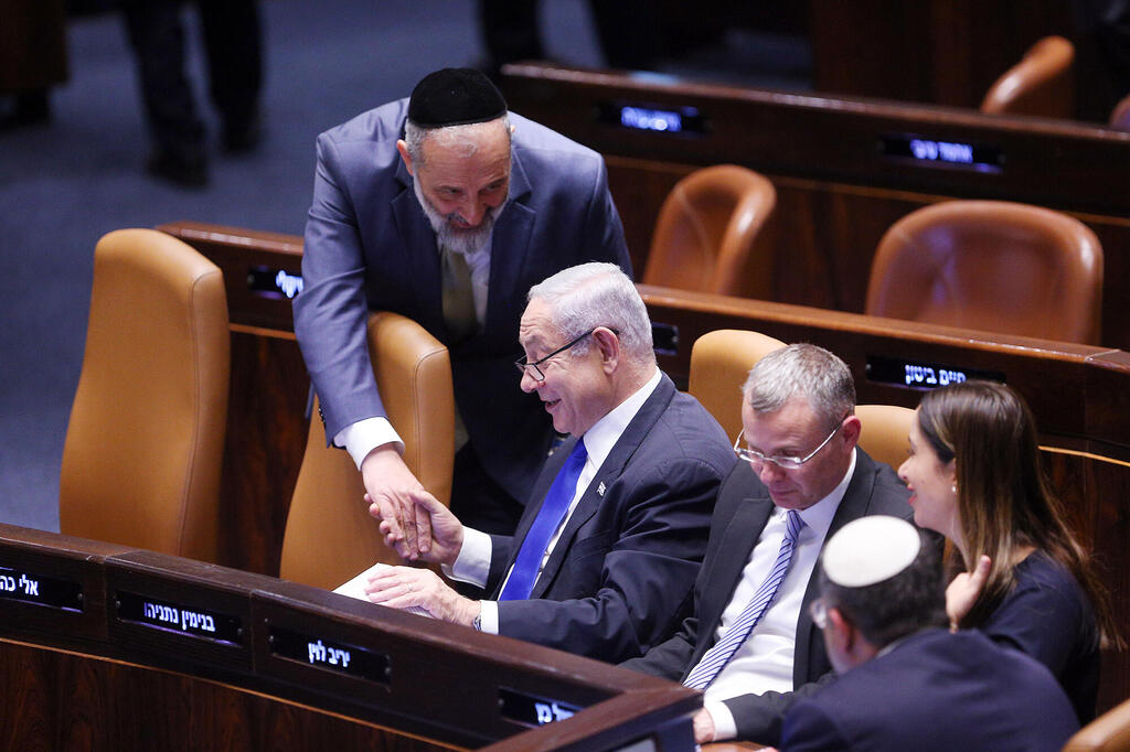 הקואליציה בכנסת. ה"דיל" בין ראש הממשלה לחרדים הקפיא את הטיפול בעשרות הצעות חוק (צילום: אלכס קולומויסקי) משמאל אריה דרעי בנימין נתניהו ראש הממשלה יריב לוין שר המשפטים מאי גולן שרה לקידום מעמד האישה