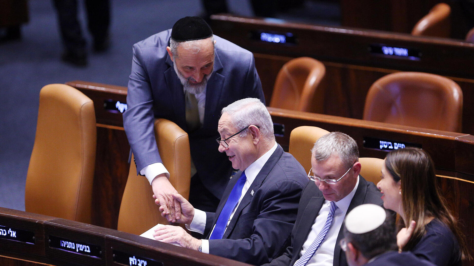 משמאל אריה דרעי בנימין נתניהו ראש הממשלה יריב לוין שר המשפטים מאי גולן שרה לקידום מעמד האישה
