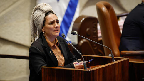 צילום: נועם מושקוביץ/דוברות הכנסת אושר חוק הרחבת ההפרדה באקדמיה, ח"כים באופוזיציה הניפו שלטים: "הפרדה היא הדרה"