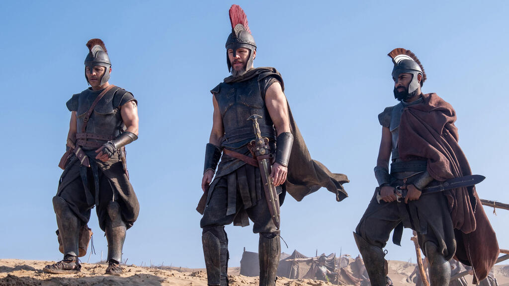 מתוך "האודיסאה". בדרך להכנסות של מיליארד דולר? (צילום: Melinda Sue Gordon/Universal Pictures) פנאי הימש פאטל , מאט דיימון ו ג'ימי גונזלס סרט האודיסאה