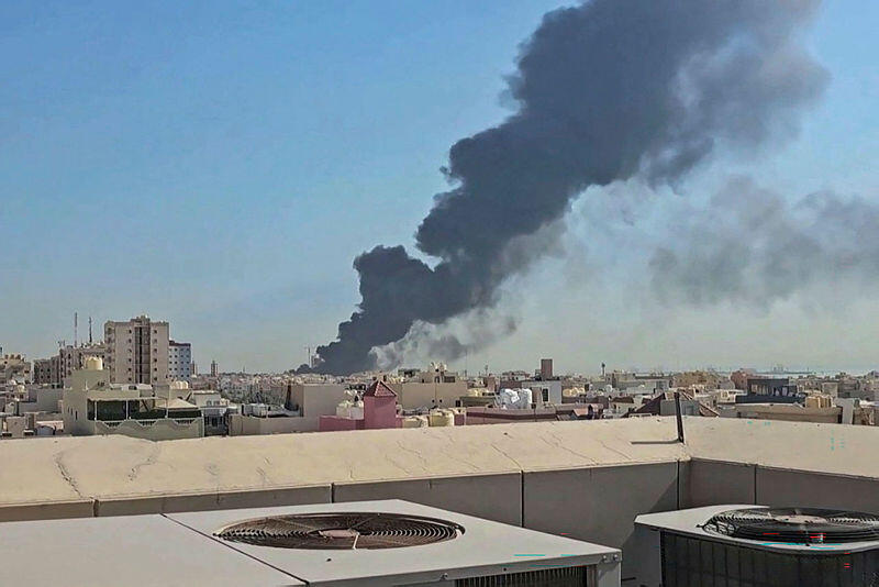 פטריית עשן מעל כוויית סיטי בעקבות שיגור איראני (צילום: various sources / AFP) פטריית עשן מעל כוויית סיטי בעקבות שיגור איראני