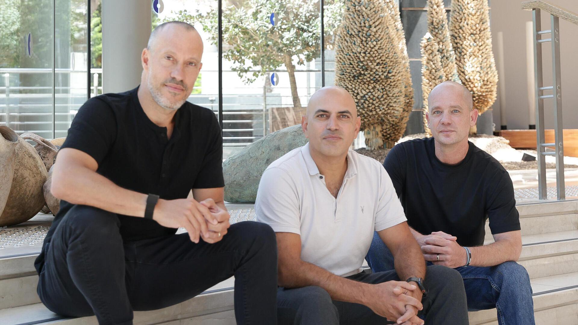  חפץ (מימין), חן ודור במשרדי אנשי העיר בתל אביב. חן: "לא משנה לאן אנחנו הולכים, אנחנו שלושת הטייסים. זה פותח לנו המון דלתות"