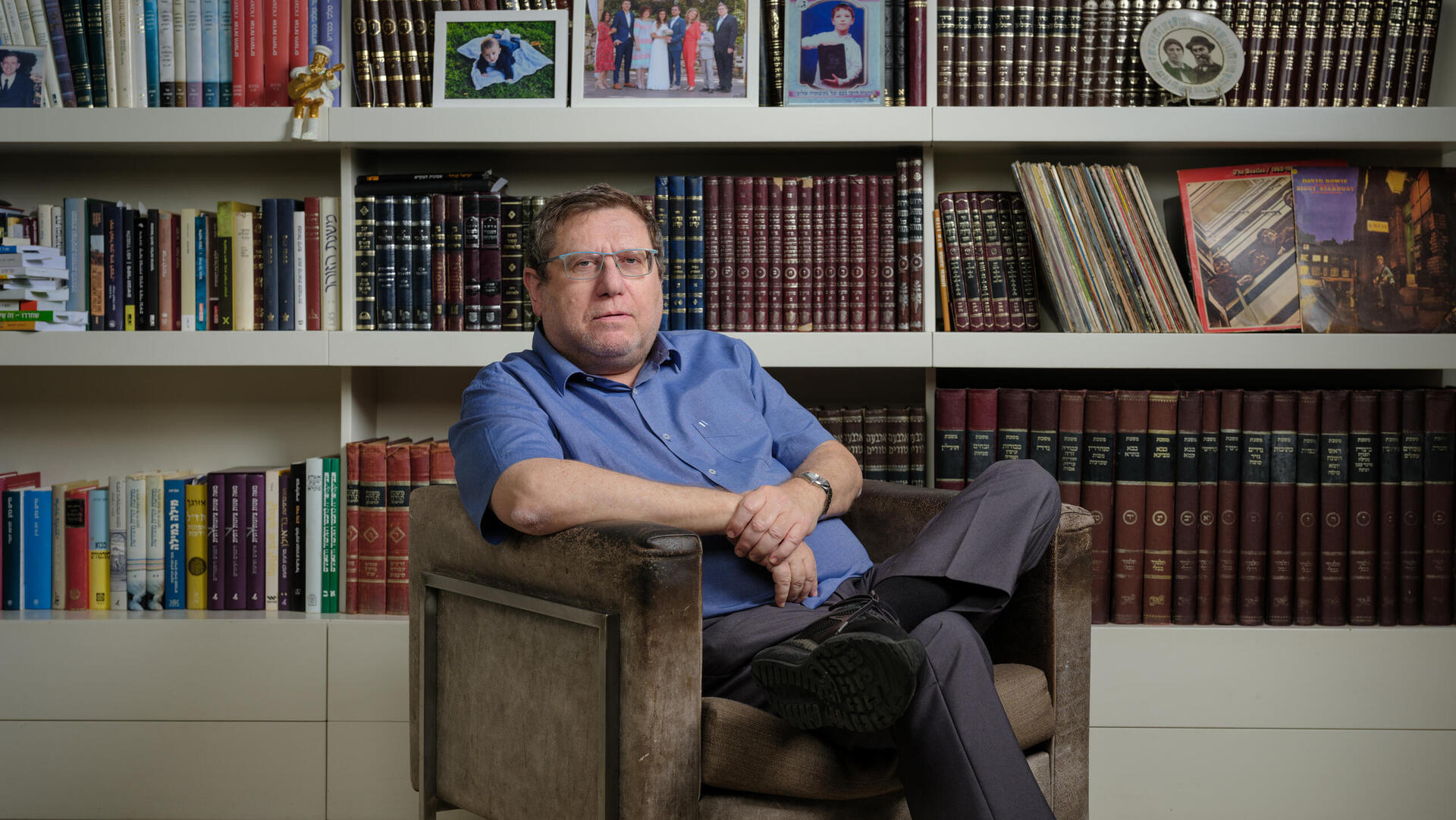  הלינגר בביתו בפתח תקווה, החודש. "לראשונה בחיי אני מתחיל להרגיש שאני לא גאה בכלל בכיפה שעל ראשי"