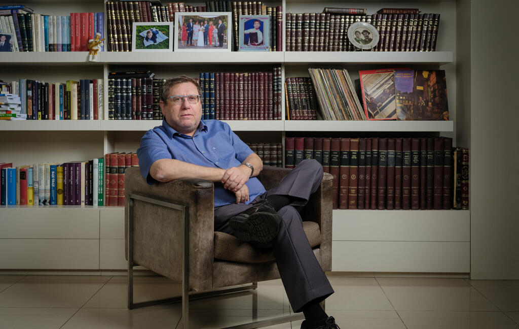 הלינגר בביתו בפתח תקווה, החודש. "לראשונה בחיי אני מתחיל להרגיש שאני לא גאה בכלל בכיפה שעל ראשי"