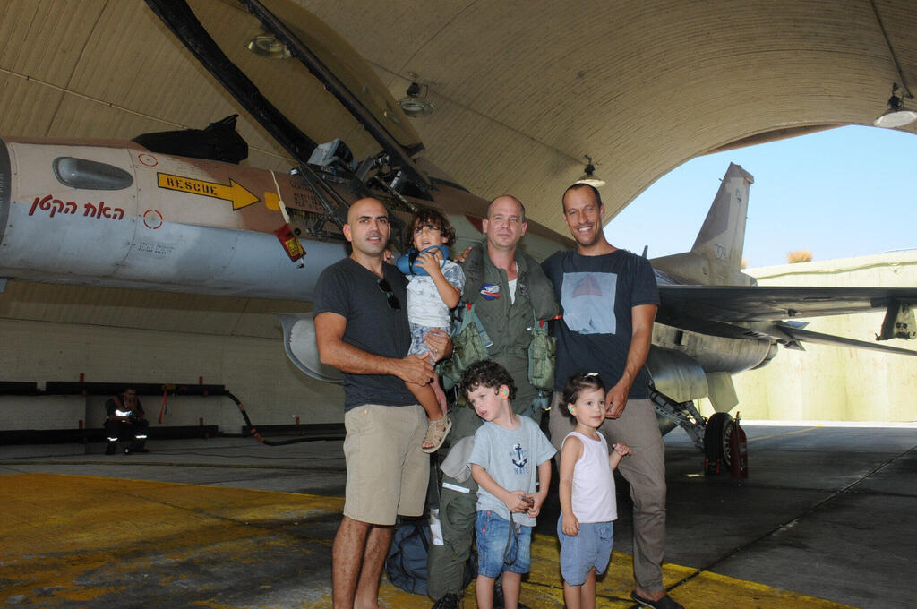 דור )מימין(, חפץ וחן עם ילדיהם על רקע מטוס F־16 בבסיס חיל האוויר. "טסנו על אותו מטוס, ובתקופות