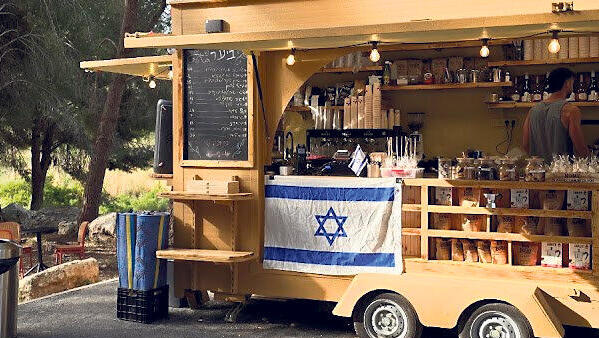 תושבי ראש העין הצליחו לבלום זמנית את עגלת הקפה: "פגיעה בבעלי חיים"