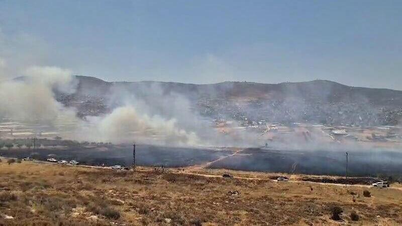 השירפה שהשתוללה בזמן הדקירה (צילום: דוברות כבאות והצלה לישראל) שריפה בית פוריכ מזרח שכם בעירה אחריה היה פיגוע 23.7.26