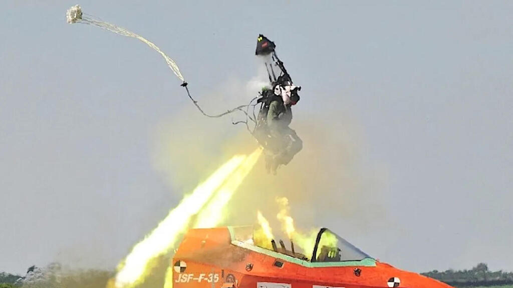 כיסא המפלט של ה-F35, בניסוי של היצרן (צילום: Martin-Baker) הקברניט F35 חמקן