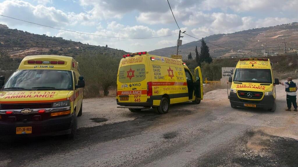 זירת הפיגוע (קרדיט: תיעוד מבצעי מד"א) חוות גלעד פיגוע ירי מתנחלים טענו פלסטיני חטף נשק פצוע פצועים מטיילים התעמתו עימות איש ביטחון