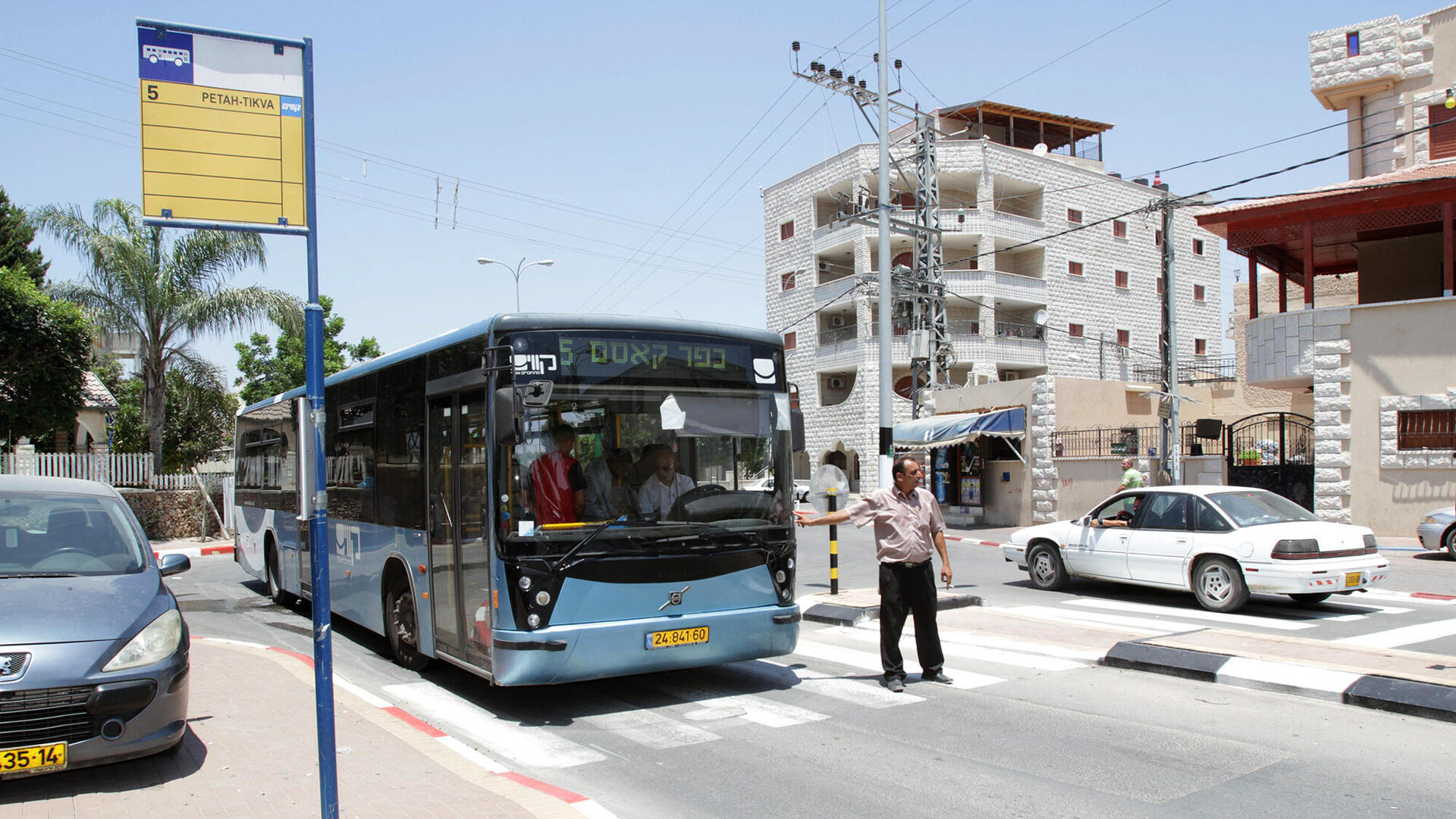 תחנת אוטובוס כפר קאסם אין ספסל מגן שמש סככה והגנה מגשם
