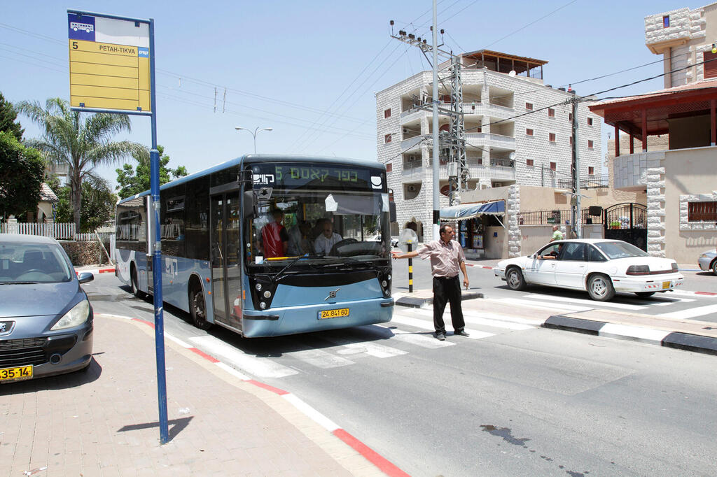 תחנת אוטובוס. אין הגנה מגשם ושמש (צילום: גיל לרנר) תחנת אוטובוס כפר קאסם אין ספסל מגן שמש סככה והגנה מגשם